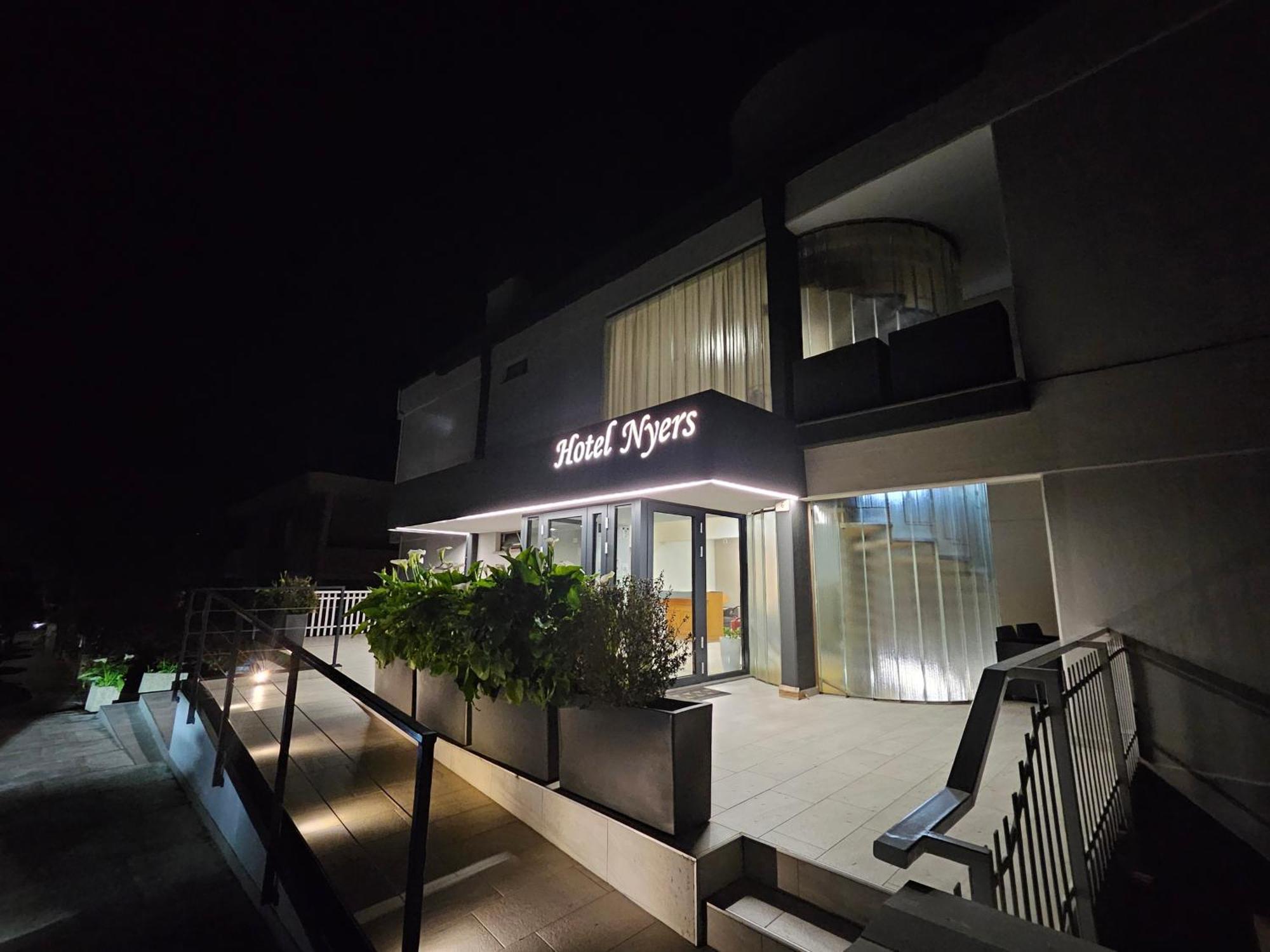 Albergo Nyers ペルージャ エクステリア 写真