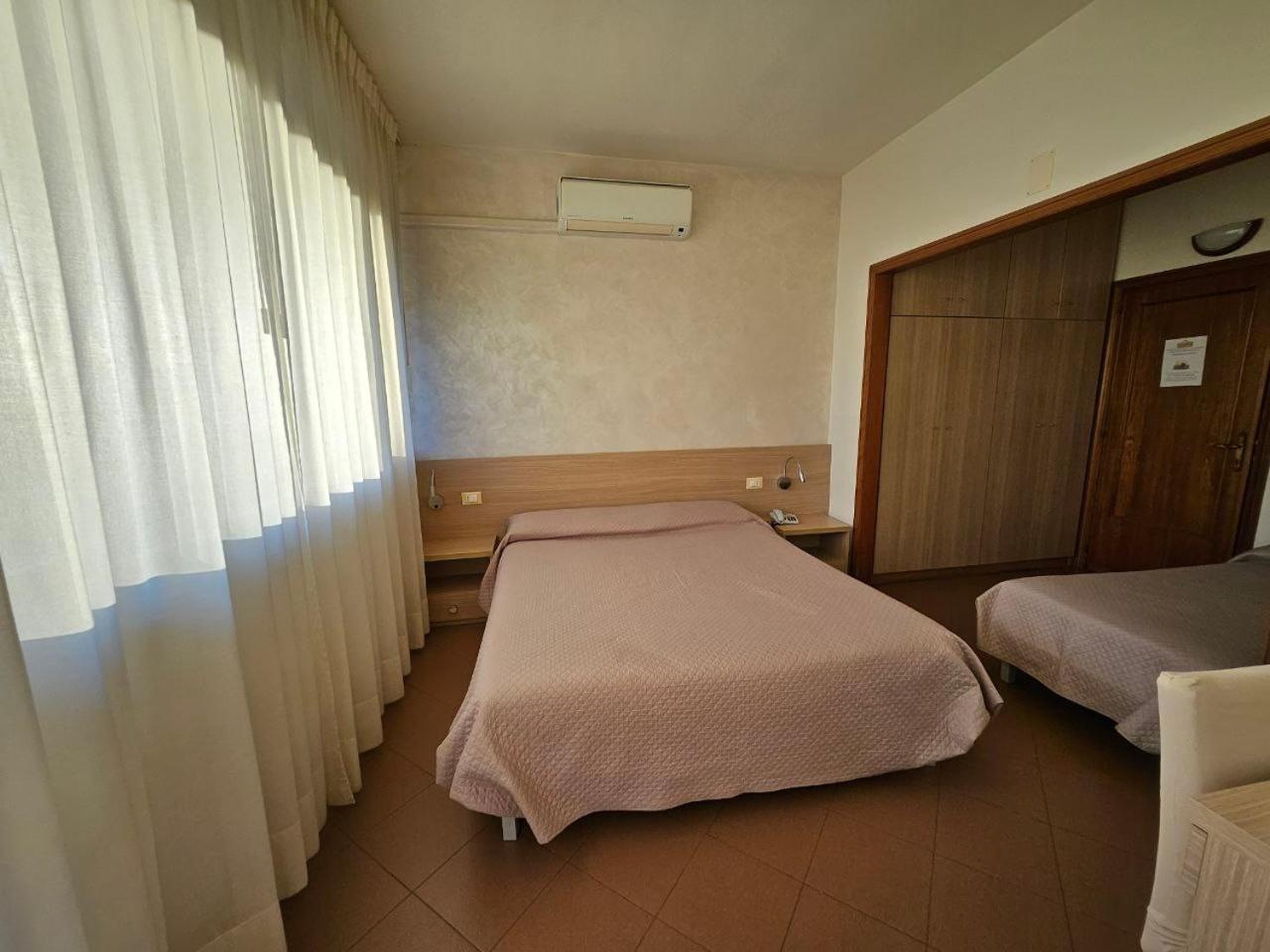 Albergo Nyers ペルージャ エクステリア 写真