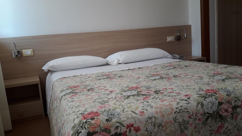 Albergo Nyers ペルージャ エクステリア 写真