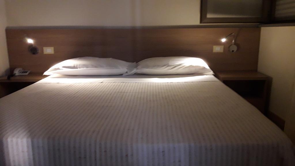 Albergo Nyers ペルージャ エクステリア 写真