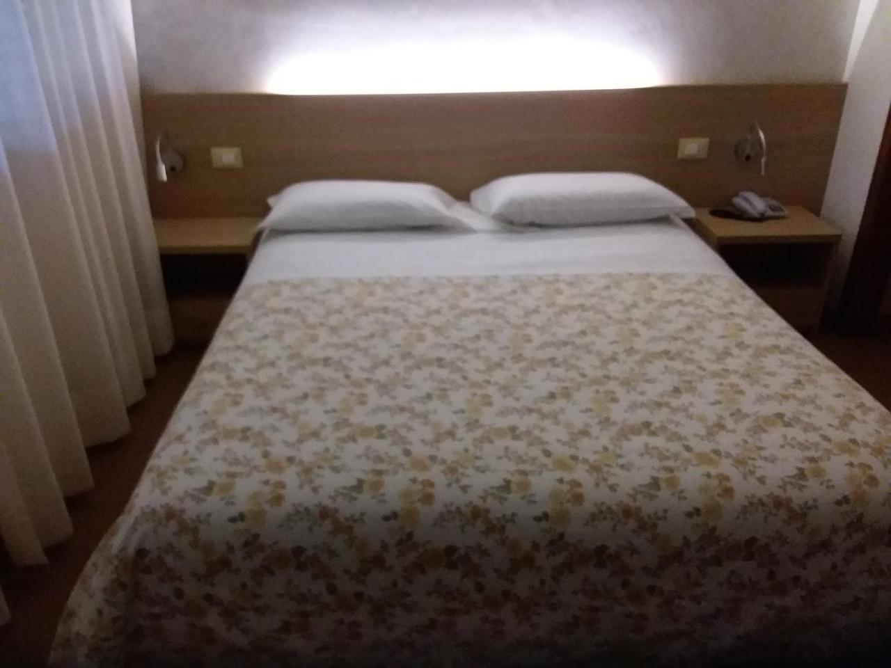 Albergo Nyers ペルージャ エクステリア 写真