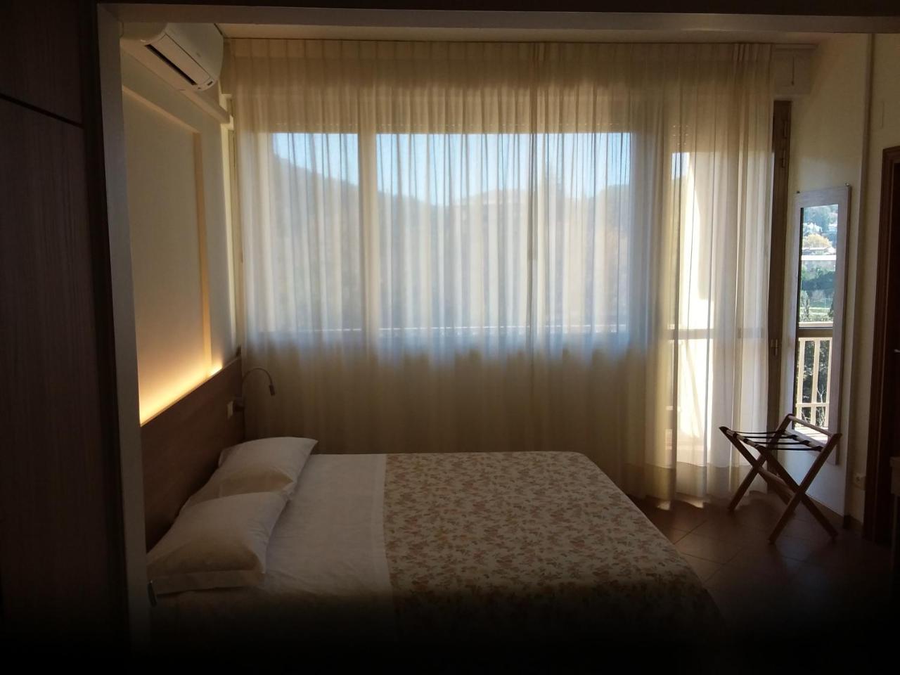 Albergo Nyers ペルージャ エクステリア 写真