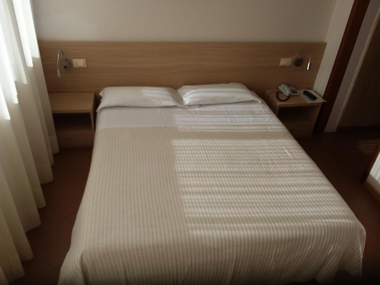 Albergo Nyers ペルージャ エクステリア 写真