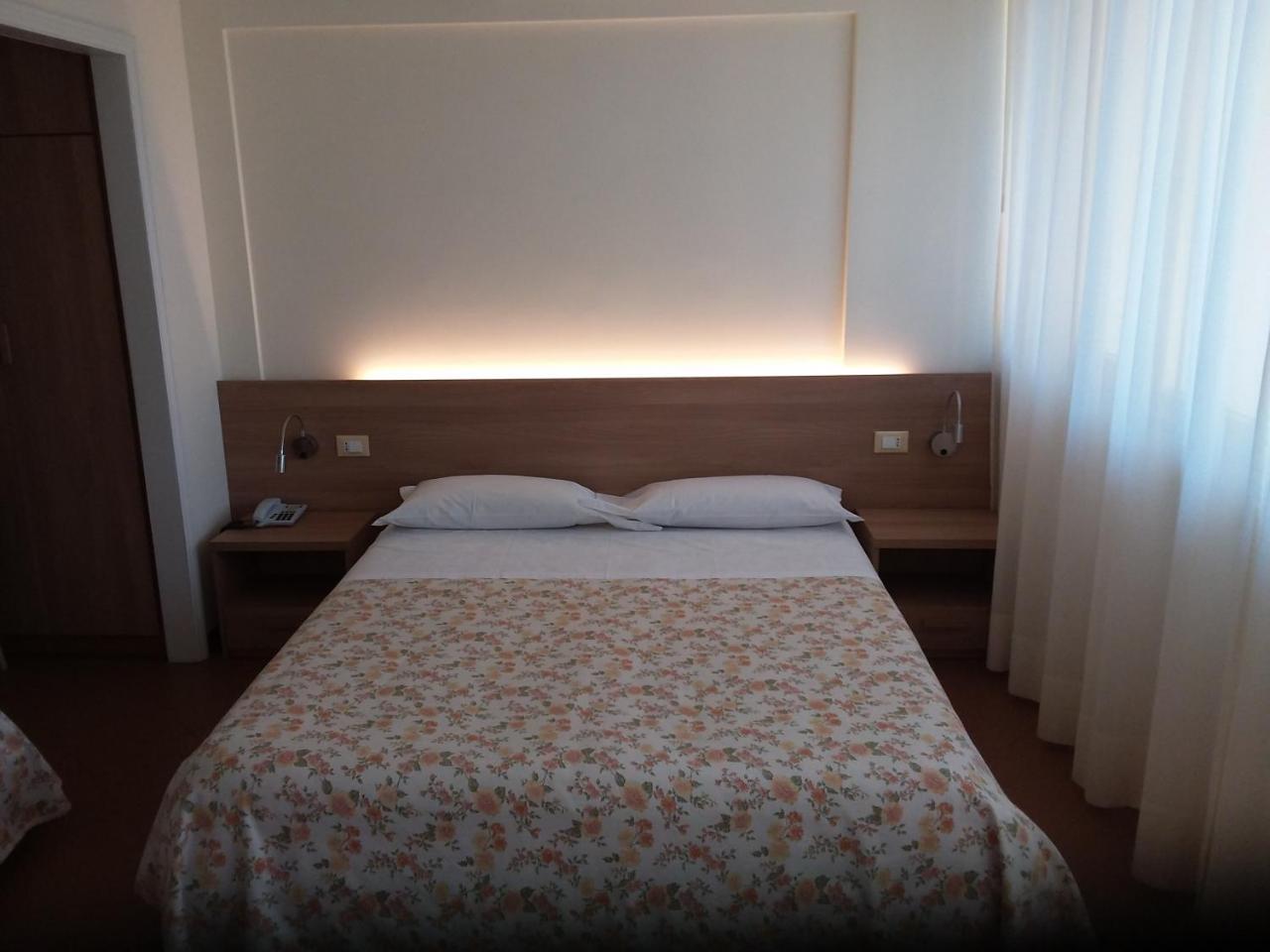 Albergo Nyers ペルージャ エクステリア 写真