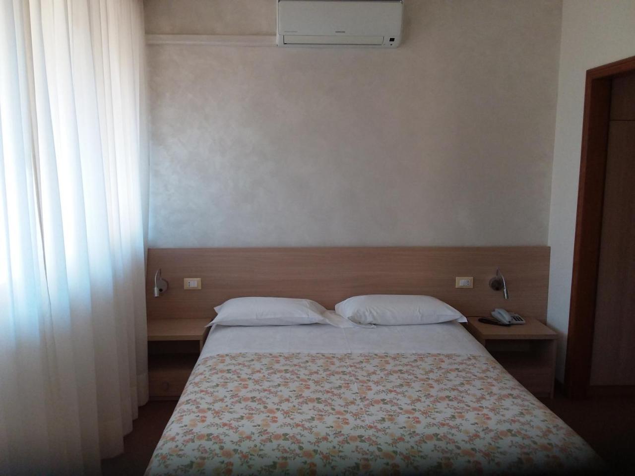 Albergo Nyers ペルージャ エクステリア 写真