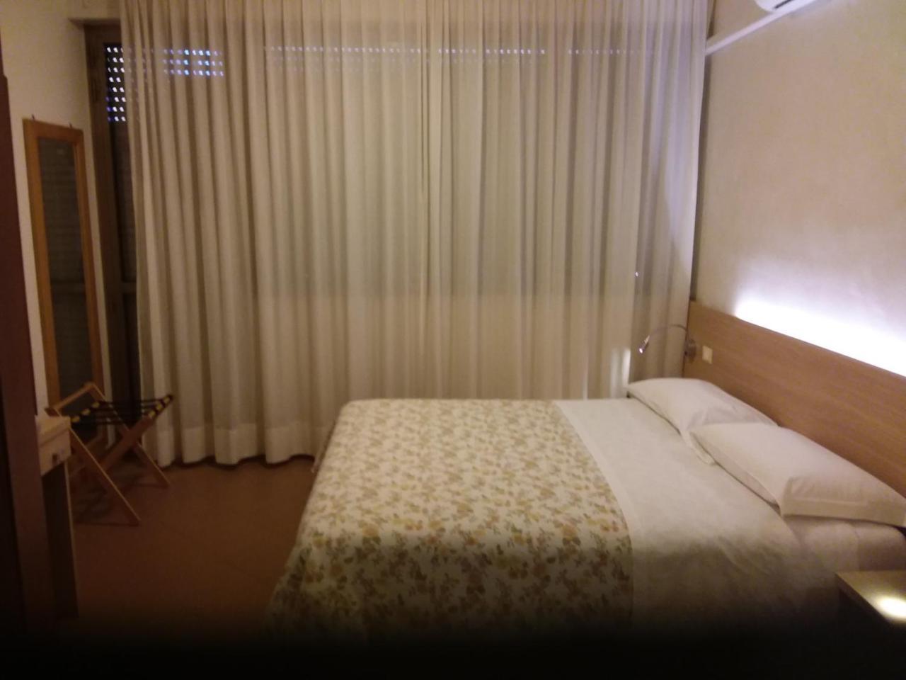 Albergo Nyers ペルージャ エクステリア 写真